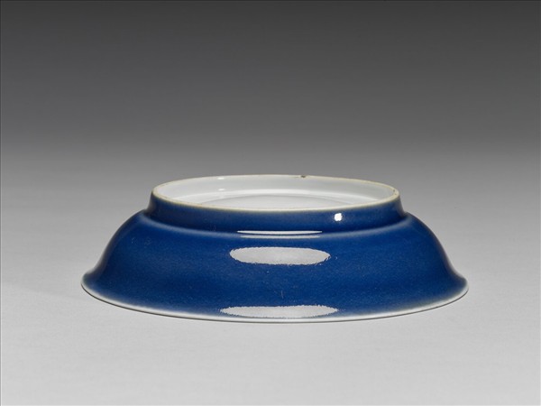 霽青釉白裡龍紋盤