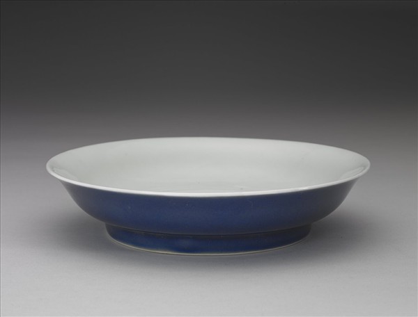 霽青釉白裡龍紋盤