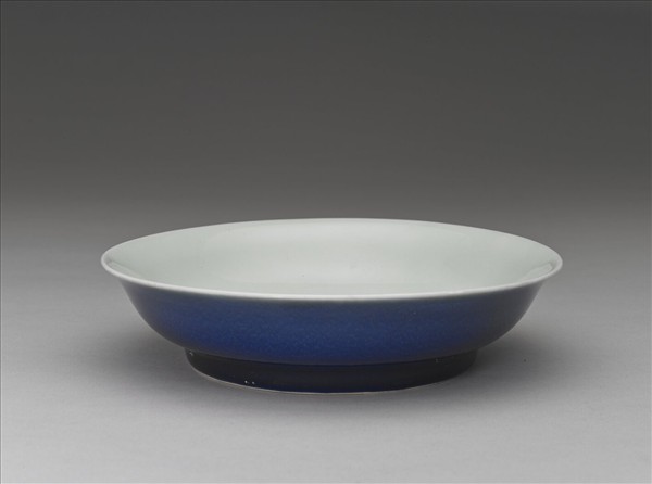 霽青釉白裡龍紋盤