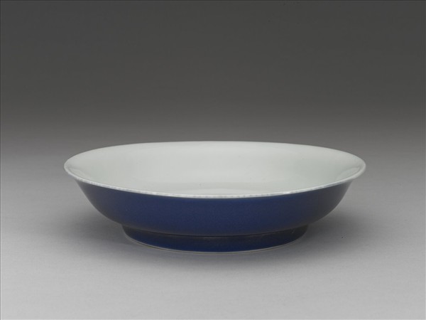 霽青釉白裡龍紋盤