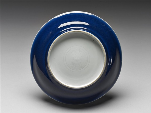 霽青釉白裡龍紋盤