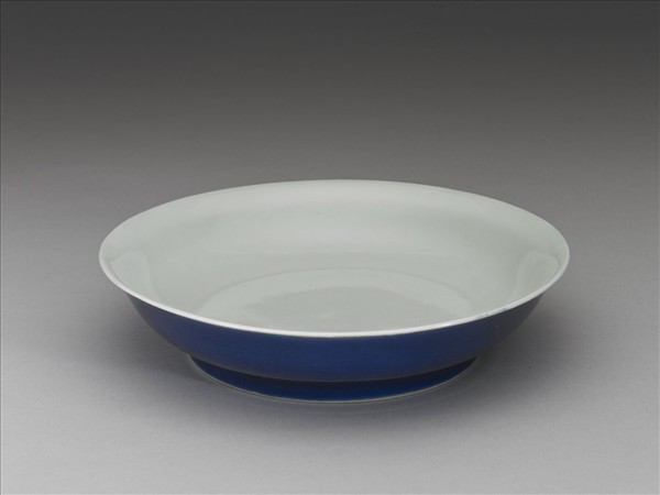 霽青釉白裡龍紋盤