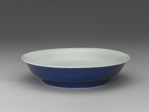 霽青釉白裡龍紋盤