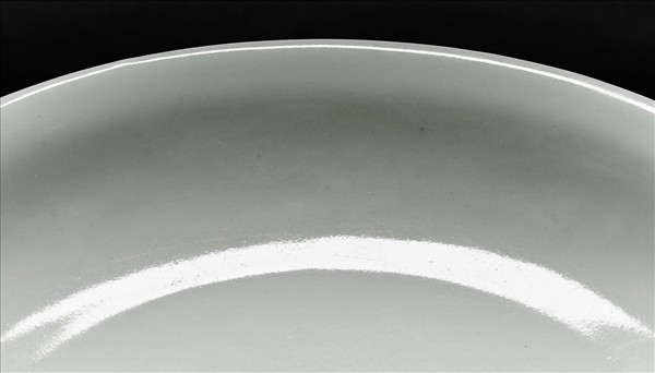 霽青釉白裡龍紋盤