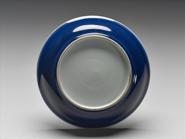 霽青釉白裡龍紋盤