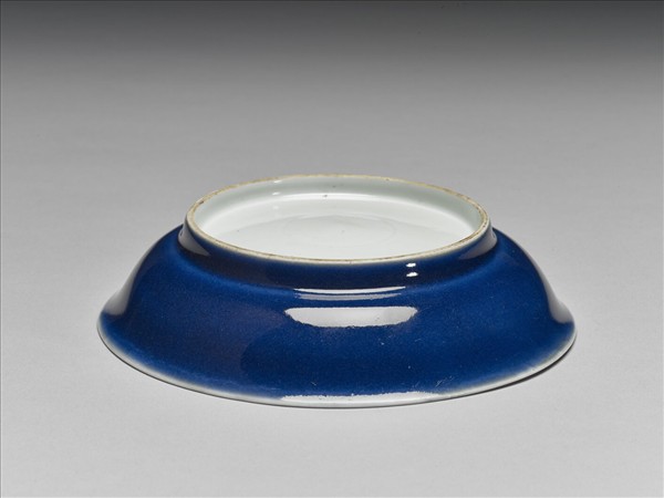 霽青釉白裡龍紋盤