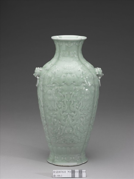 青瓷福壽紋海棠式瓶