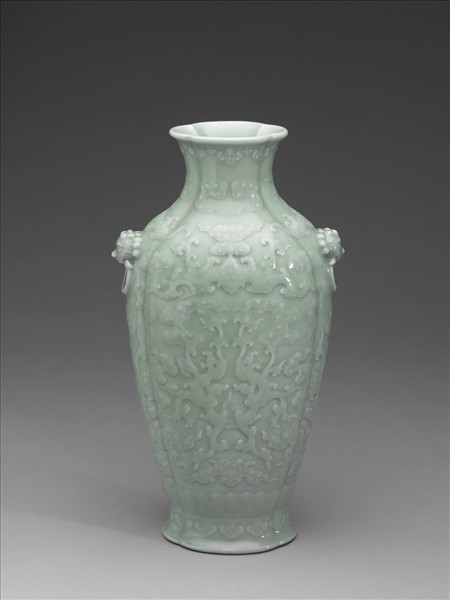 青瓷福壽紋海棠式瓶