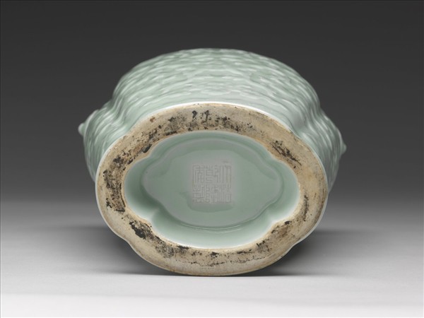 青瓷福壽紋海棠式瓶