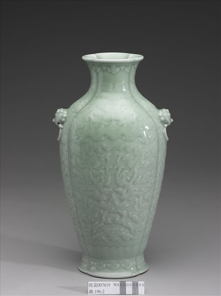 青瓷福壽紋海棠式瓶