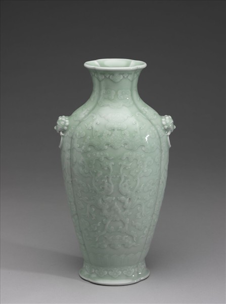 青瓷福壽紋海棠式瓶