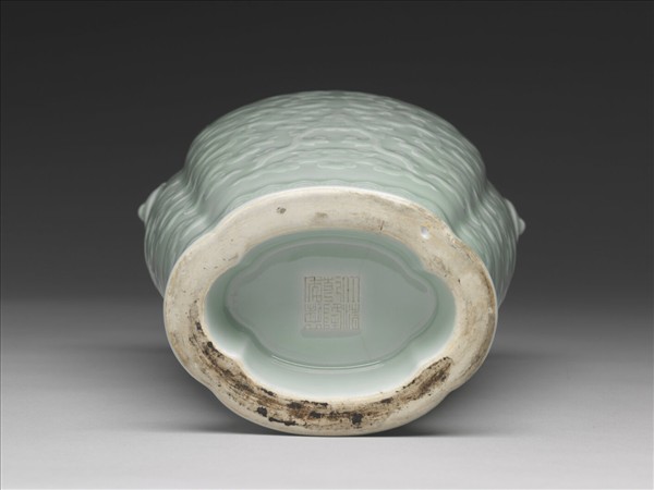 青瓷福壽紋海棠式瓶