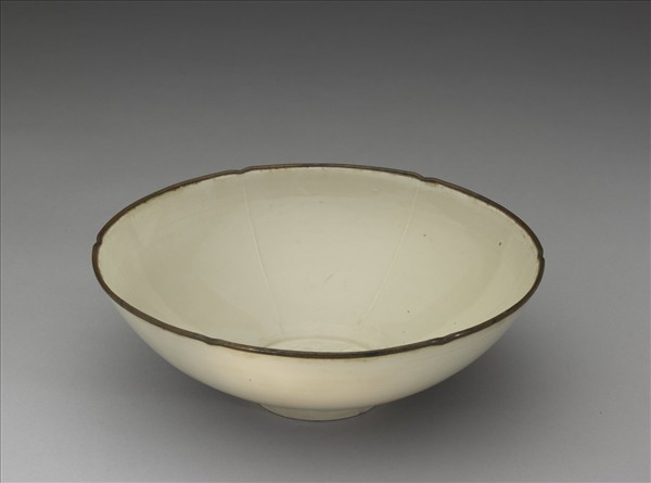 定窯 白瓷劃花蓮花紋花口碗