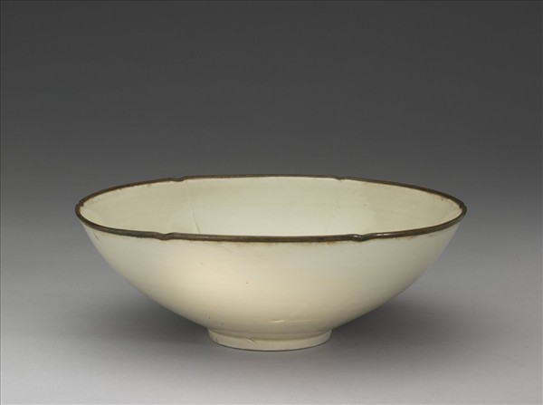 定窯 白瓷劃花蓮花紋花口碗