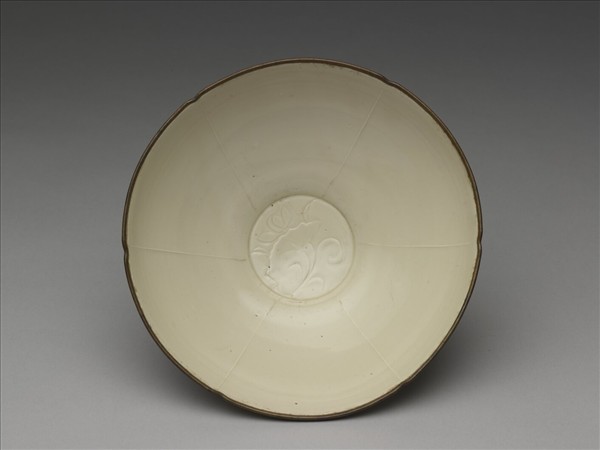 定窯 白瓷劃花蓮花紋花口碗