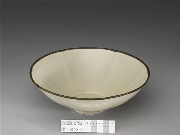 定窯 白瓷劃花蓮花紋花口碗