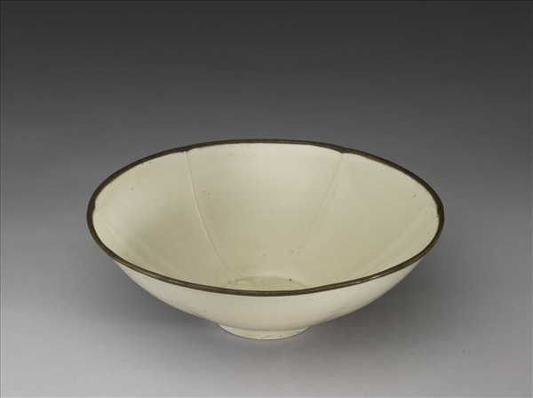 定窯 白瓷劃花蓮花紋花口碗