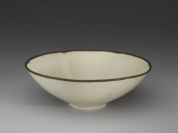 定窯 白瓷劃花蓮花紋花口碗