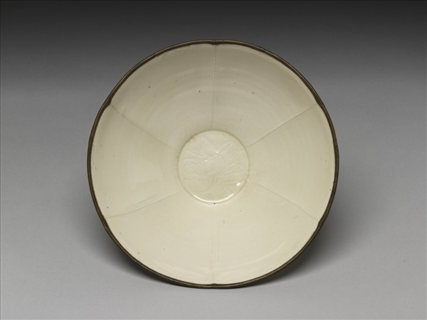 定窯 白瓷劃花蓮花紋花口碗