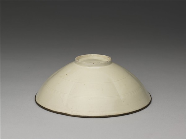 定窯 白瓷劃花蓮花紋花口碗