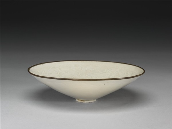 定窯 白瓷印花雲鳳紋笠式碗