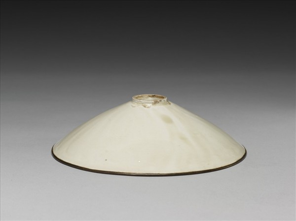 定窯 白瓷印花雲鳳紋笠式碗