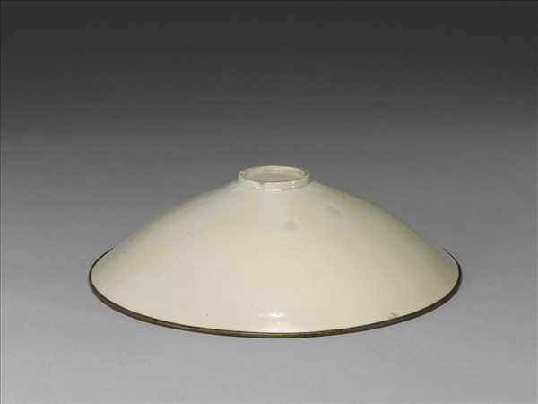 定窯 白瓷印花雲鳳紋笠式碗