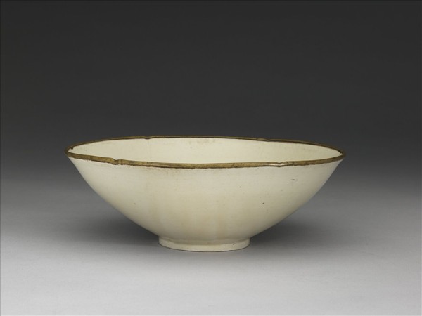 定窯 白瓷劃花蓮花紋花口碗