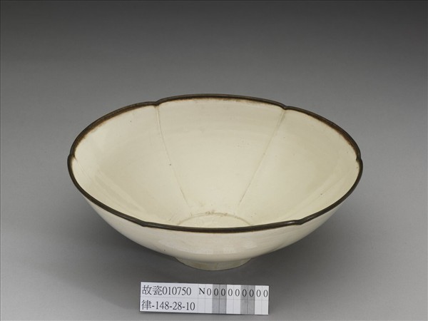 定窯 白瓷劃花蓮花紋花口碗