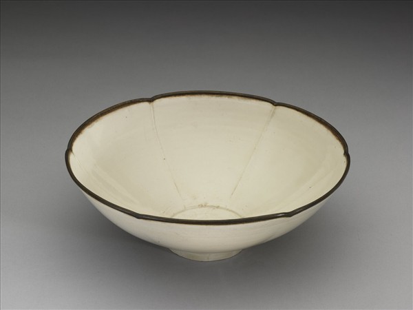 定窯 白瓷劃花蓮花紋花口碗