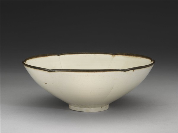 定窯 白瓷劃花蓮花紋花口碗