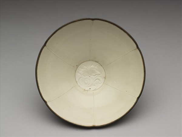 定窯 白瓷劃花蓮花紋花口碗