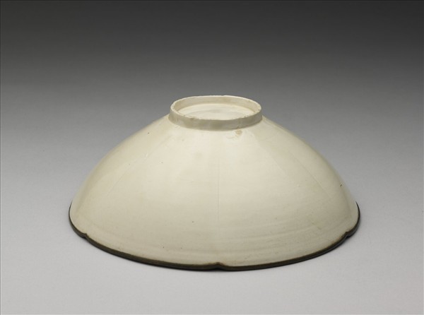 定窯 白瓷劃花蓮花紋花口碗