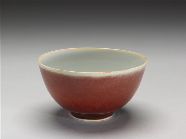 紅釉白裡碗