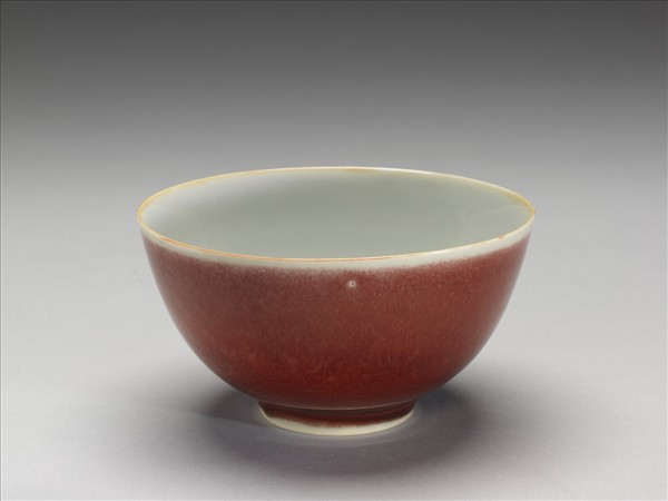 紅釉白裡碗