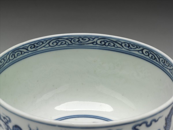 青花雙龍戲珠碗
