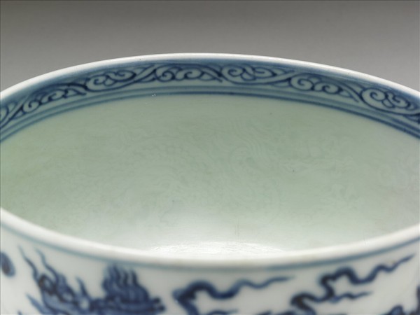青花雙龍戲珠碗