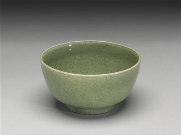 龍泉窯 青瓷劃花番蓮紋碗