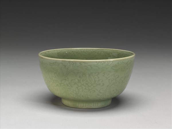 龍泉窯 青瓷劃花番蓮紋碗
