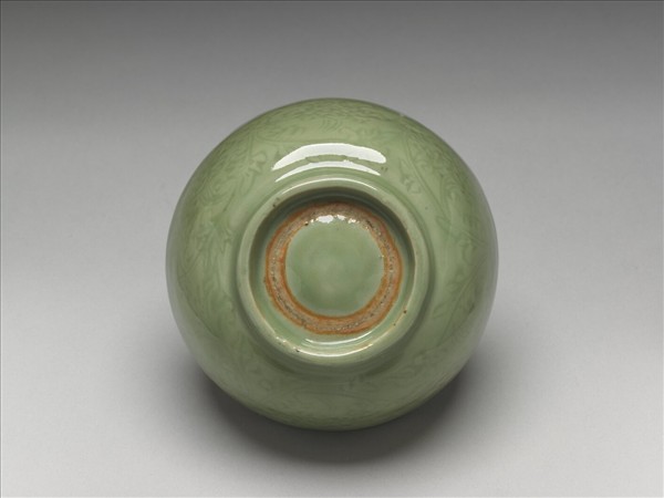 龍泉窯 青瓷劃花番蓮紋碗