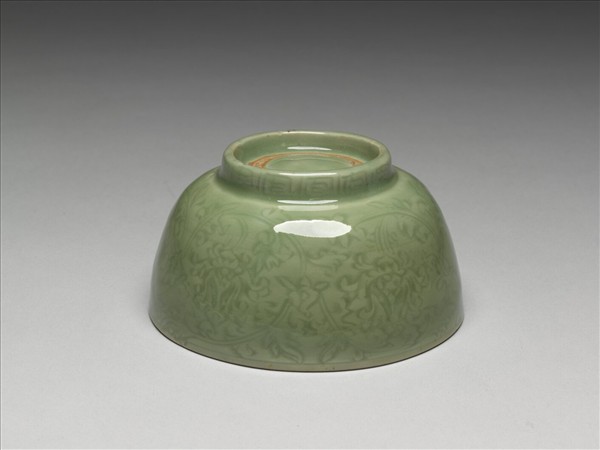 龍泉窯 青瓷劃花番蓮紋碗