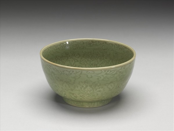 龍泉窯 青瓷劃花番蓮紋碗