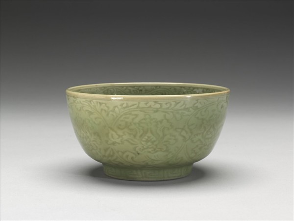 龍泉窯 青瓷劃花番蓮紋碗