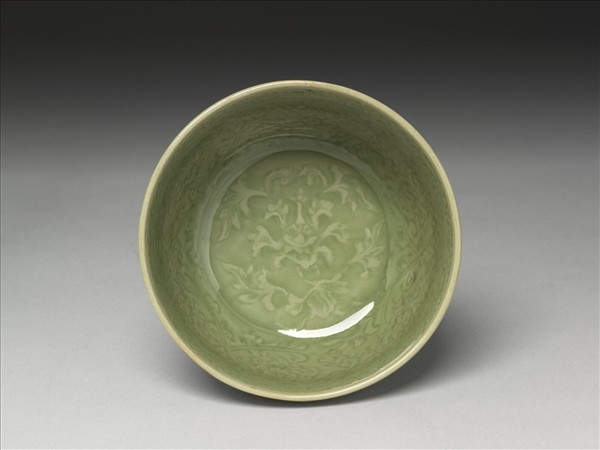 龍泉窯 青瓷劃花番蓮紋碗