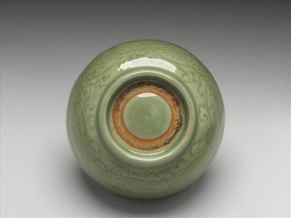 龍泉窯 青瓷劃花番蓮紋碗