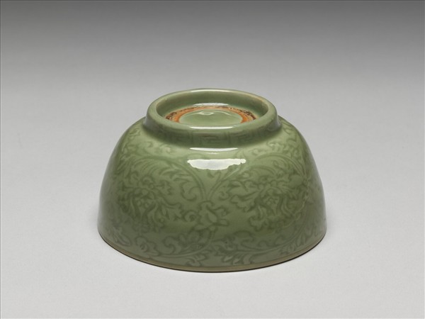 龍泉窯 青瓷劃花番蓮紋碗