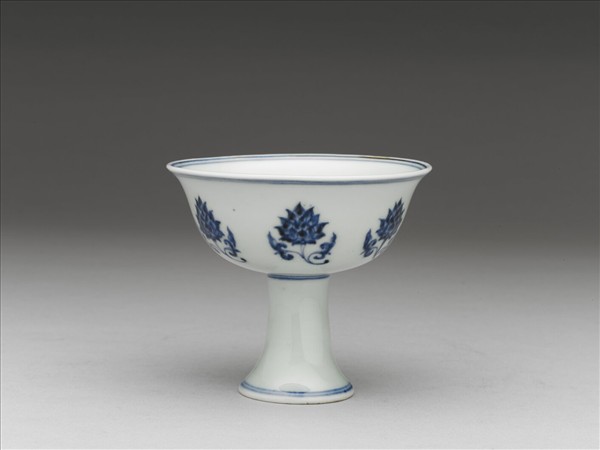 青花番蓮紋高足杯
