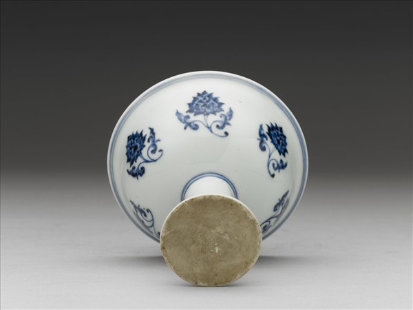 青花番蓮紋高足杯