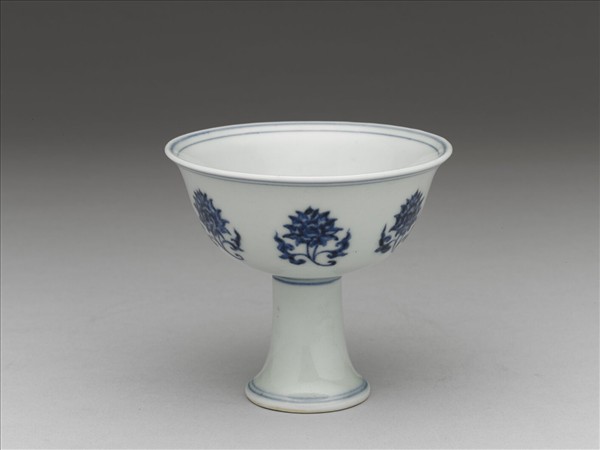 青花番蓮紋高足杯