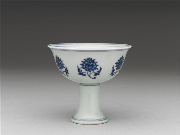 青花番蓮紋高足杯